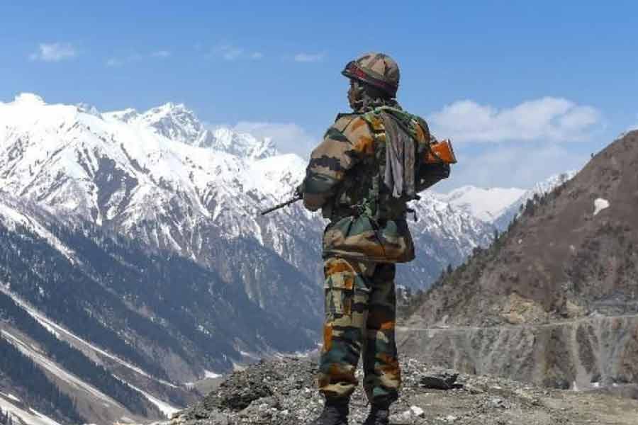 চিনের দাবি, শিমলা চুক্তির সময় তাদের তরফে কোনও আধিকারিক উপস্থিত ছিলেন না। তিব্বত সরকারের সীমানা নির্ধারণ করার কোনও ক্ষমতা নেই। তিব্বত নাকি বরাবর চিনের দখলে রয়েছে। তাই তিব্বতের তরফে যে কোনও সিদ্ধান্ত চিন সরকার নিতে পারে। এমনকি, সমগ্র অরুণাচল প্রদেশ তাদের দখলেই রয়েছে বলে দাবি করে চিন সরকার।