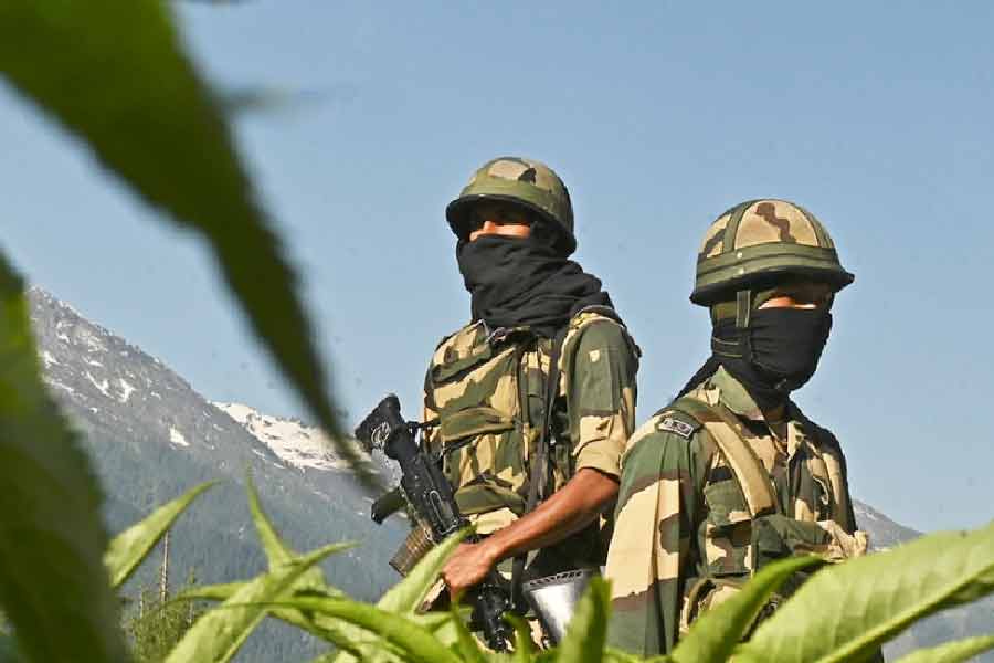 অসম, বর্মা (মায়নমার) এবং হিমালয় সংলগ্ন বহু এলাকা ইস্টার্ন লাইনের অন্তর্গত। এই লাইনের দৈর্ঘ্য ৮৯০ কিলোমিটার। পূর্ব ভুটান থেকে বার্মার সীমান্তের ইসু রাজি পাস পর্যন্ত অবস্থিত।