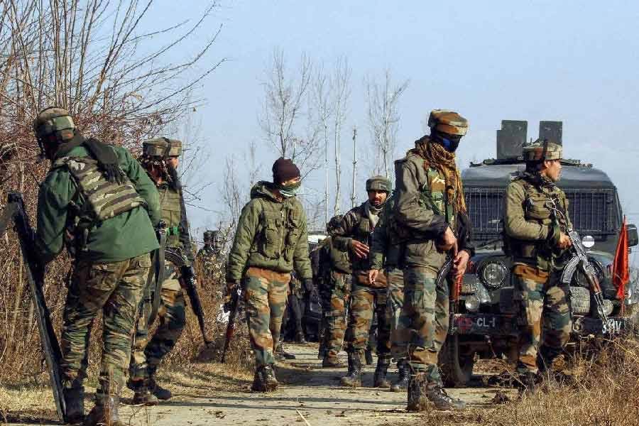 ভারতের সঙ্গে পাকিস্তানের মধ্যে লাইন অফ কন্ট্রোলের (এলওসি) চেয়ে প্রকৃত নিয়ন্ত্রণরেখার পটভূমি একদমই আলাদা। এলএসি অনুযায়ী, আকসাই চিন এলাকাটি চিন নিয়ন্ত্রিত। যদিও তা জম্মু-কাশ্মীরের অন্তর্ভুক্ত। ফলে কোন এলাকা কোন দেশের নিয়ন্ত্রণে রয়েছে, তা নিয়ে বহু বছর ধরে বিতর্ক চলে আসছে।