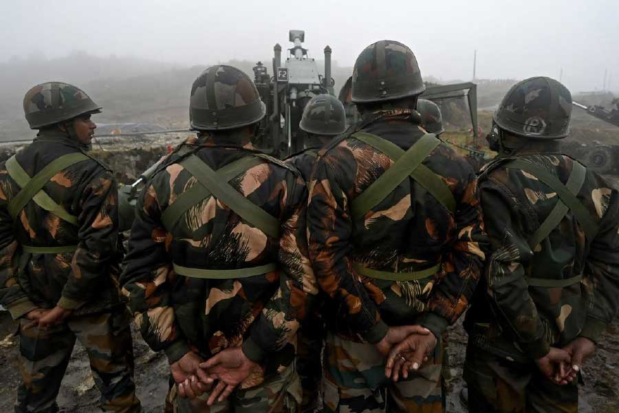 সংবাদ সংস্থা এএনআই জানিয়েছে, শুক্রবার গভীর রাতে পেরেকযুক্ত লাঠি নিয়ে ভারতীয় জওয়ানদের উপর চড়াও হয়েছিল চিনা সেনাবাহিনী। ভারতীয় সেনা তা ‘দৃঢ়তার সঙ্গে প্রতিরোধ’ করে বলে জানা যায়। সে সময় সংঘর্ষে দু’পক্ষেরই বেশ কয়েক জন আহত হন। হাতাহাতি এবং লাঠি-পাথর নিয়ে সংঘর্ষে ভারতীয় সেনার ৬ জন জওয়ান ‘সামান্য আহত’ হন বলেও সেনা সূত্রকে উদ্ধৃত করে জানায় সংবাদ সংস্থা। 