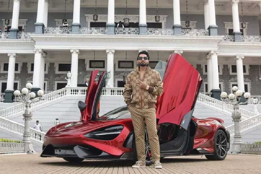 হায়দরাবাদের তাজ ফালুকনামা প্রাসাদ। তার সামনে কালো কাপড়ে ঢাকা দেওয়া একটি গাড়ি রাখা রয়েছে। কাপড় সরাতেই চোখ বিস্ফারিত হয়ে যাওয়ার জোগাড়। এ যে বিশ্বের অন্যতম সুপারকার ম্যাকলারেন ৭৬৫ এলটি স্পাইডার মডেলের গাড়ি! 