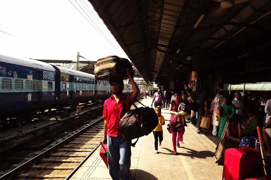 দিনেরবেলায় নাগেশু ছাত্রছাত্রীদের কাছে ‘স্যর’। সেই নাগেশুই আবার রাতে রেলস্টেশনে কুলির কাজ করেন। যাত্রীদের ব্যাগপত্র বহন করেন। ঠিক যেন পেশার ‘অ্যান্টিক্লাইম্যাক্স’! প্রতীকী ছবি।