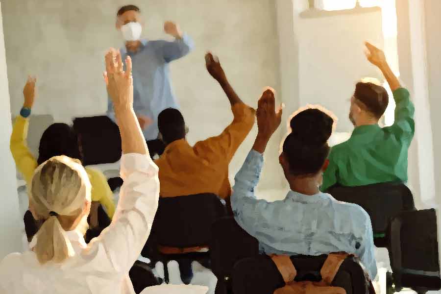 স্বাভাবিক ভাবেই কৌতূহল জাগতে পারে, এক জন লেকচারার হয়েও কেন কুলির কাজ করেন নাগেশু? আর কাহিনির চমক এখানেই। নাগেশু ওড়িশার গঞ্জাম জেলার মনোহর গ্রামের বাসিন্দা। একটি বেসরকারি কলেজে গেস্ট লেকচারার হিসাবে চাকরি করেন। মাসিক বেতন ৮ হাজার টাকা। প্রতীকী ছবি। 