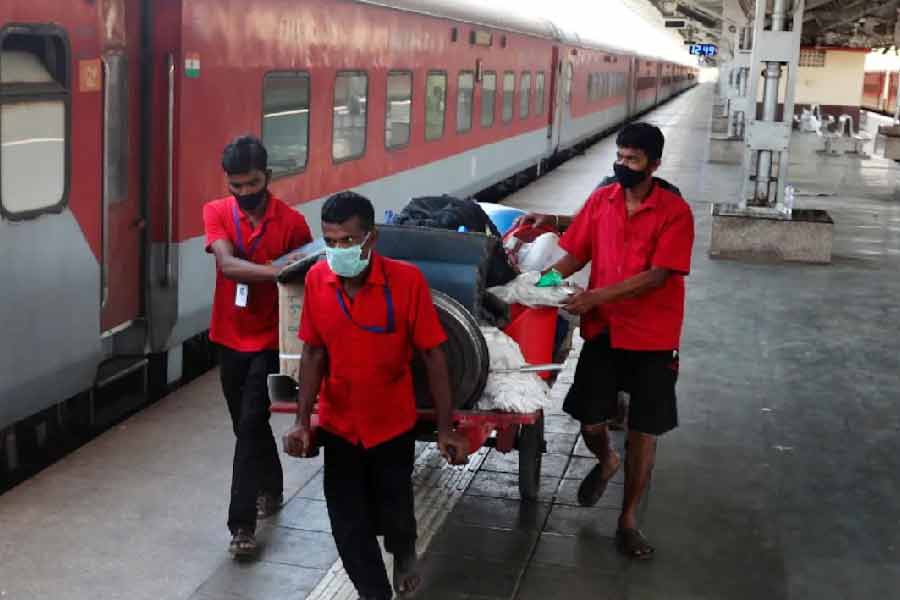 রাতে বেহরামপুর স্টেশনে কুলির কাজ করেন নাগেশু। সেই কাজ করে মাসে ১০-১২ হাজার টাকা আয় করেন। নাগেশু জানিয়েছেন, লেকচারারের চাকরি করে যে বেতন পান, সেই ৮ হাজার টাকা সংসারে খরচ করেন। কুলির কাজ করে বাকি যে ১০-১২ হাজার টাকা আয় করেন, সেই টাকা গরিব বাচ্চাদের পড়ানোর কাজে খরচ করেন নাগেশু। প্রতীকী ছবি।