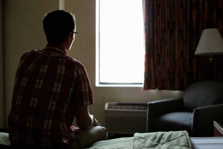 খুব গরিব পরিবারের ছেলে নাগেশু। আর্থিক অনটনের কারণে ২০০৬ সালে দ্বাদশ শ্রেণিতেই পড়াশোনা ছেড়ে দিতে হয়েছিল। যে কারণে পড়াশোনা মাঝপথে ছাড়তে হয়েছিল তাঁকে, সেই একই কারণে যাতে অন্য গরিব বাচ্চাদের লেখাপড়া মাঝপথেই থেমে না যায়, তাই সেই দায়িত্ব তুলে নিয়েছিলেন নিজের কাঁধে। প্রতীকী ছবি।