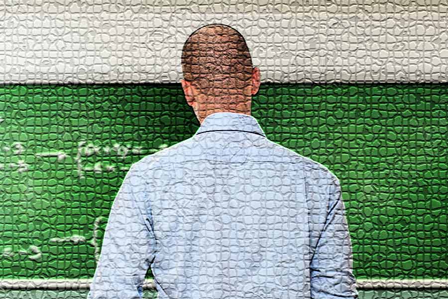 সেই থেকে গরিব বাচ্চাদের শিক্ষা দেওয়ার কাজ শুরু করেন নাগেশু। গ্রামে ঘুরে গরিব পরিবারের সন্তানদের জড়ো করতেন। তার পর তাদের নিজেই পড়াতেন। সেই কাজ আজও চালিয়ে যাচ্ছেন নাগেশু। গরিব পরিবারের সন্তানদের পড়ানোর জন্য কিন্তু একটি টাকাও নেন না নাগেশু। বরং নিজের উপার্জনের টাকা তাদের পড়াশোনার জন্য খরচ করেন। প্রতীকী ছবি। 