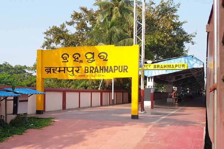 ২০১১ সালে বেহরামপুর স্টেশনে কুলির কাজ শুরু করেন নাগেশু। সেই কাজ শুরু করার পর নিজের অসমাপ্ত পড়াশোনা আবার চালু করেন। দূরশিক্ষায় দ্বাদশ পাশ করেন। তার পর বেহরামপুর বিশ্ববিদ্যালয় থেকে স্নাতক এবং স্নাতকোত্তর করেন। নাগেশু অষ্টম থেকে দ্বাদশ শ্রেণি পর্যন্ত পড়ান। মূলত হিন্দি আর ওড়িয়া বিষয়টি তিনি দেখেন। বাকি বিষয়গুলি দেখাশোনার জন্য তাঁর কোচিং সেন্টারে শিক্ষক রয়েছেন। প্রতীকী ছবি।