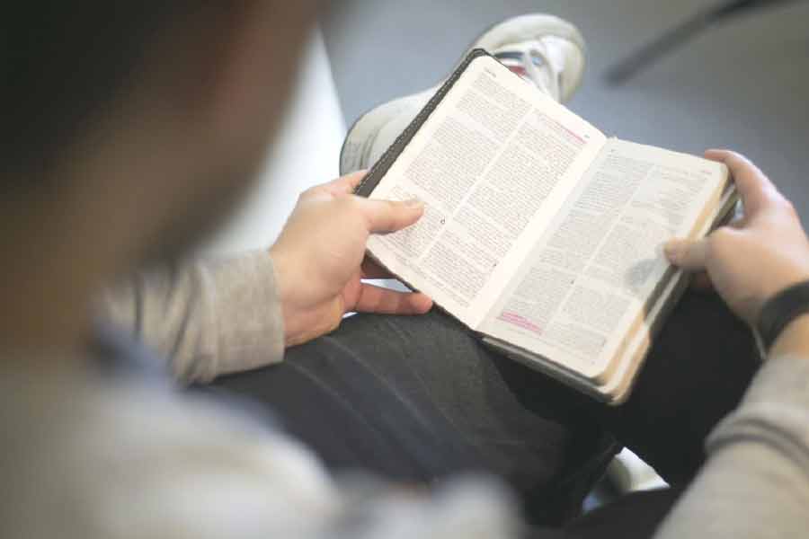 নাগেশ একটি কোচিং সেন্টারও খুলেছেন। আজ তাঁর ছাত্রছাত্রীর সংখ্যা অনেক। বিপুল সংখ্যক পড়ুয়াদের সামলাতে তিনি ৪ জন শিক্ষকও রেখেছেন। নাগেশু জানিয়েছেন, পড়ুয়াদের সংখ্যা বাড়তে থাকায় খরচও বাড়তে শুরু করেছিল। সংসারের পাশাপাশি কোচিং সেন্টার চালাতেও বেশ সমস্যা হচ্ছিল। তাই অতিরিক্ত উপার্জনের জন্য কুলির পেশাকেই বেছে নিয়েছেন। প্রতীকী ছবি।