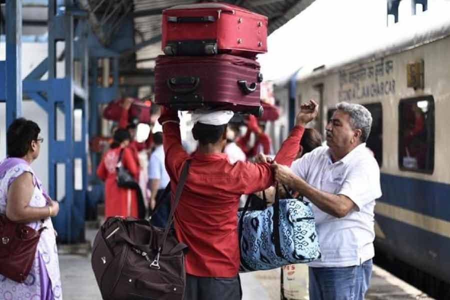 এক জন লেকচারার হয়ে, কী ভাবে কুলির কাজ করছেন? এ প্রসঙ্গে নাগেশু এক সাক্ষাৎকারে বলেন, “আমাকে এ ধরনের প্রশ্নের মুখে অনেক বার পড়তে হয়েছে। লোকে এ নিয়ে নানা রকম আলোচনাও করেন। কিন্তু তাতে কিছু যায় আসে না। আমার মতো যেন অন্য গরিব পরিবারের সন্তানরা মাঝপথে পড়া ছেড়ে না দেয়, তাই আগামী দিনেও এ কাজ করে যাব।” প্রতীকী ছবি।
