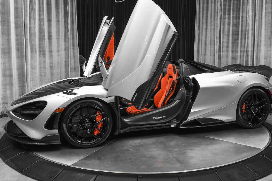 ওজনের দিক দিয়েও অনেকটাই হালকা ম্যাকলারেন ৭৬৫ এলটি স্পাইডার মডেলের এই গাড়ি। এই গাড়িটির ওজন ১,৩৩৯ কিলোগ্রাম।