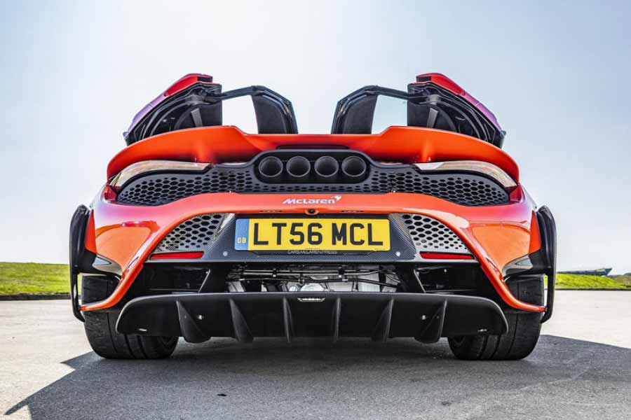 ম্যাকলারেন ৭২০এস মডেলের গাড়িটি হালকা ওজনের গাড়ি হিসাবে জনপ্রিয় ছিল। কিন্তু ৭৬৫ এলটি স্পাইডার মডেলের ওজন তার থেকেও ৮০ কিলোগ্রাম কম।