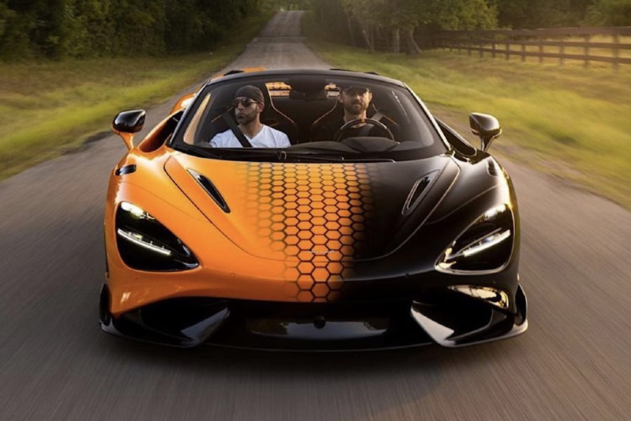 পারিবারিক ব্যবসা থেকেই বর্তমানে প্রায় ৮২৫ কোটি টাকা সম্পত্তির মালিক তিনি। ১২ কোটির গাড়ি তাঁর মুকুটে নয়া পালক।