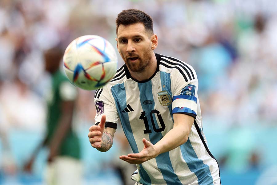 এ বারের বিশ্বকাপে দুরন্ত ফর্মে রয়েছেন মেসি। আর্জেন্টিনীয় অধিনায়ক এখনও একটি ম্যাচ খেলবেন। ইতিমধ্যে তাঁর চলতি বিশ্বকাপে ৫টি গোল করা হয়ে গিয়েছে। সঙ্গে রয়েছে ৩টি অ্যাসিস্ট, অর্থাৎ তাঁর দেওয়া পাস থেকে ৩টি গোল হয়েছে।