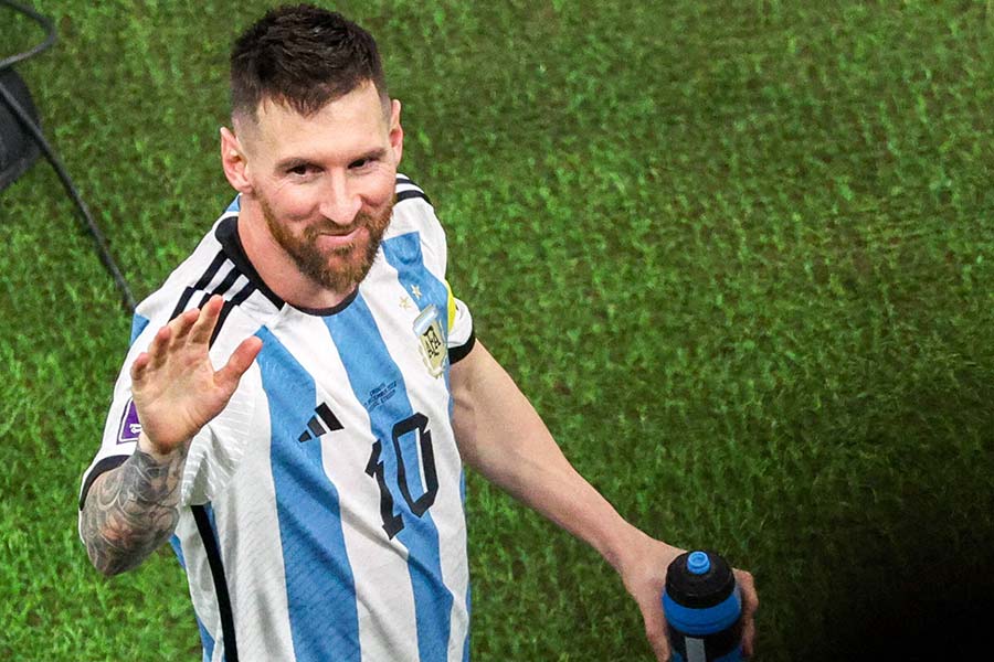 মেসি সেমিফাইনালের পরই জানিয়ে দিয়েছেন, রবিবারের ফাইনালই হবে দেশের হয়ে তাঁর শেষ বিশ্বকাপ। আর নীল-সাদা জার্সিতে তাঁর জাদু দেখা যাবে না। এই বিশ্বকাপে সোনার বুটের দৌড়ে এখনও পর্যন্ত তিনিই এগিয়ে রয়েছেন।