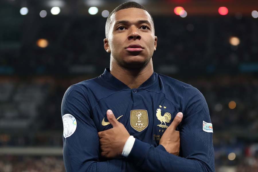 সোনার বুটের দৌড়ে দ্বিতীয় ফ্রান্সের কিলিয়ান এমবাপে। মেসির সঙ্গে তাঁর গোলসংখ্যা সমান। তিনিও ৫টি গোল করেছেন। তবে গোলের ঠিকানা লেখা পাস দেওয়ায় খানিক পিছিয়ে ফ্রান্সের এই স্ট্রাইকার।