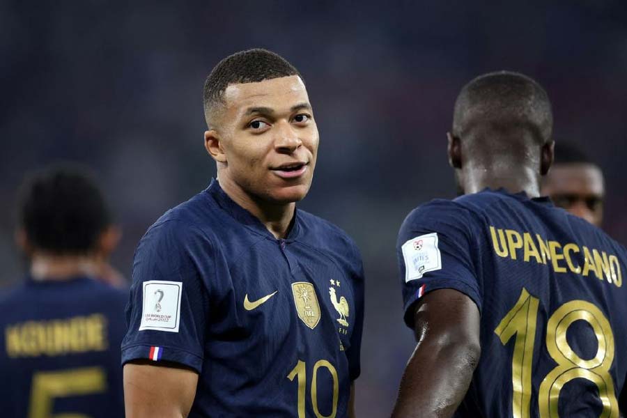 এমবাপের পাস থেকে এখনও পর্যন্ত ২টি গোল হয়েছে। সেমিফাইনালে মরক্কোর বিরুদ্ধে ফ্রান্স যে দু’টি গোল করেছে, দু’টিতেই ছিল এমবাপের ছোঁয়া।