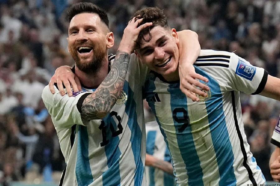 মেসি এবং এমবাপের পর সোনার বুটের দৌড়ে উঠে এসেছে আরও এক আর্জেন্টাইন তারকার নাম। তিনি ইউলিয়ান আলভারেস। সেমিফাইনালে ক্রোয়েশিয়ার বিরুদ্ধে পর পর দু’টি গোল করেছেন তিনি। মোট ৪টি গোল রয়েছে তাঁর।