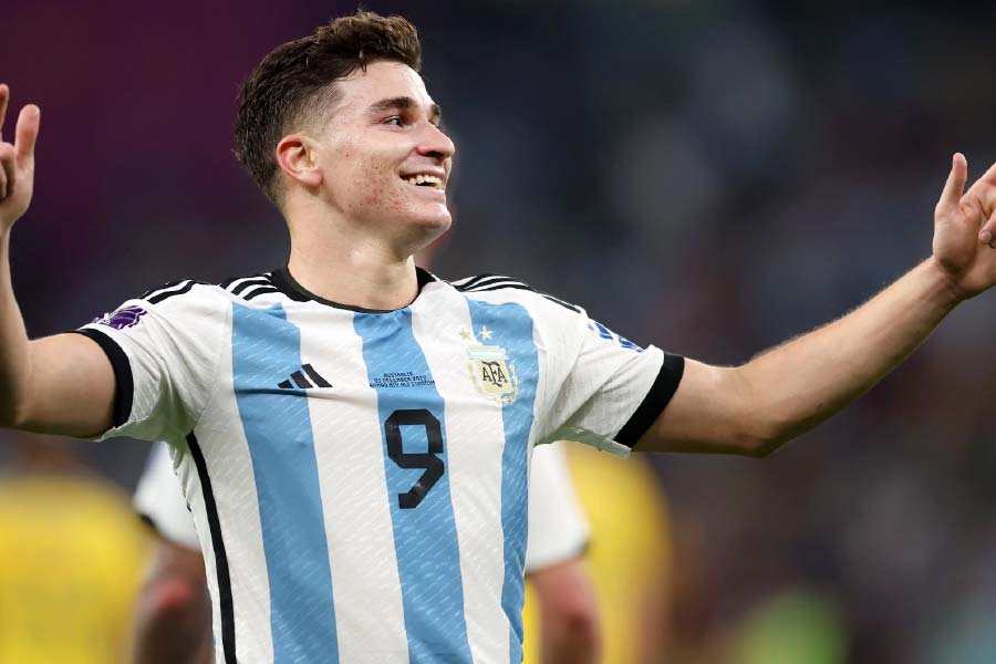 আলভারেসের নামের পাশে অবশ্য কোনও ‘অ্যাসিস্ট’ নেই। অর্থাৎ, বিশ্বকাপে এখনও তাঁর দেওয়া পাস থেকে কোনও গোল হয়নি। মোট ৩৬৪ মিনিট খেলেছেন। তাঁর সেমিফাইনালের ফর্ম ফাইনালেও দেখতে চাইছেন অনুরাগীরা।