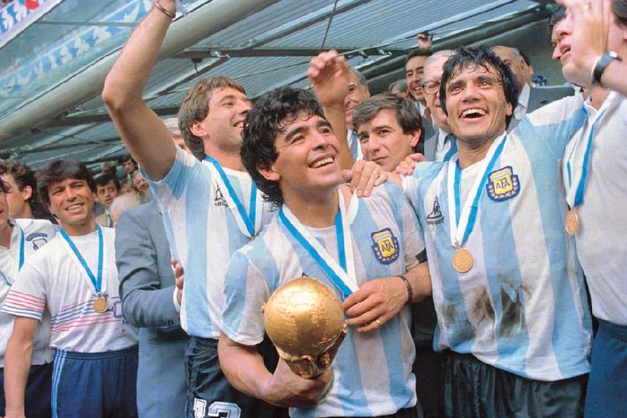 আগামী রবিবার ১৮ ডিসেম্বর বিশ্বকাপের ফাইনালে কাতারের লুসেইল স্টেডিয়ামে মুখোমুখি হবে আর্জেন্টিনা, ফ্রান্স। দুই দলই দু’বার করে বিশ্বকাপ ছুঁয়ে দেখেছে। ফ্রান্স বিশ্বকাপ জিতেছে ১৯৯৮ এবং ২০১৮ সালে। আর্জেন্টিনা শেষ বার বিশ্বকাপ পেয়েছিল ১৯৮৬ সালে।