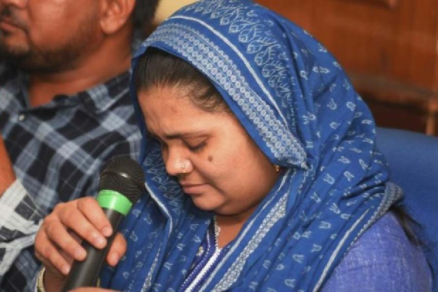 বিলকিস বানোর ধর্ষকদের ‘সাজার মেয়াদ শেষের আগে’ মুক্তি দেওয়াকে কেন্দ্র করে দেশের বিভিন্ন স্তরের মানুষ সরব হয়েছিলেন। তার মধ্যে ছিলেন জাভেদ আখতার এবং শাবানা আজমিও। ধর্ষকদের মুক্তি দেওয়া নিয়ে প্রকাশ্যে চোখের জলও ফেলেছিলেন শাবানা।