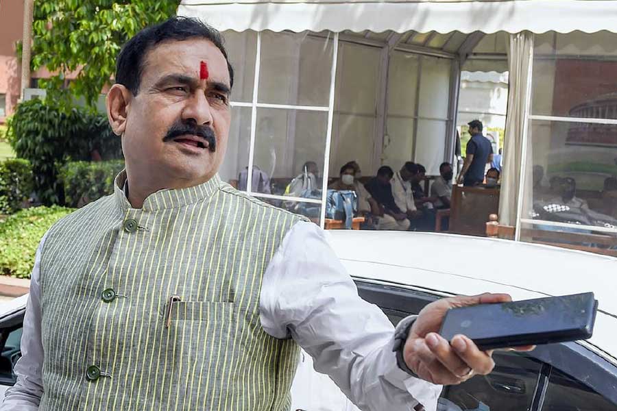 নরোত্তমের দাবি ছিল, শাবানা, জাভেদ এবং নাসিরুদ্দিন সকলে ‘টুকড়ে-টুকড়ে গ্যাং’-এর সদস্য। তাঁরা এই গ্যাংয়ের ‘স্লিপার সেল’ হিসাবে কাজ করেন বলেও মন্তব্য করেছিলেন নরোত্তম। তাঁর এই মন্তব্যে বিস্তর বিতর্কের সৃষ্টি হয়েছিল।