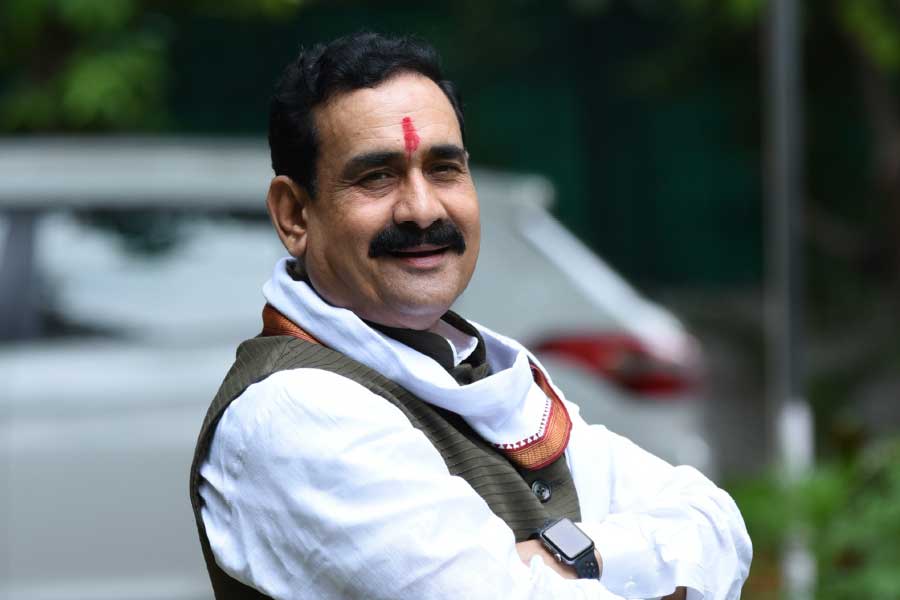 ২০০৮-এর নভেম্বরে মধ্যপ্রদেশের বিধানসভা নির্বাচনের ঠিক আগে আগে, বেশ কয়েকটি স্থানীয় সংবাদপত্রে একই দিনে নরোত্তমের নামে প্রশংসা করে বেশ কয়েকটি প্রতিবেদন প্রকাশিত হয়েছিল বলে দাবি করেছিলেন বিরোধীরা। এমনকি ভোটের দিন অর্থাৎ, ২৭ নভেম্বরও একাধিক দৈনিকে একই ধরনের লেখা বেরিয়েছিল। তবে পরে অভিযোগ ওঠে, নরোত্তমই নাকি টাকা দিয়ে এই খবরগুলি ছাপানোর ব্যবস্থা করেন।