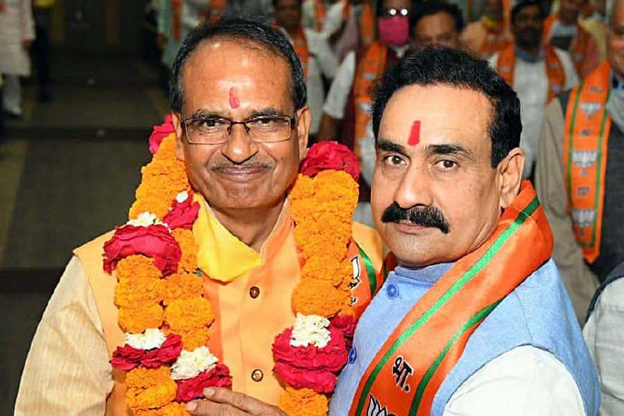 নরোত্তমের বিরুদ্ধে দুর্নীতিরও অভিযোগ রয়েছে। নগর উন্নয়ন মন্ত্রী হিসাবে, তিনি হায়দরাবাদের একটি নির্মাণ সংস্থাকে ২৬৭ কোটি টাকার টেন্ডার ‘পাইয়ে’ দেওয়ার বিনিময়ে কোটি কোটি টাকা ঘুষ নিয়েছিলেন বলে অভিযোগ ওঠে। অভিযোগ ছিল, ভুয়ো সংস্থার মাধ্যমে নরোত্তম-ঘনিষ্ঠ মুকেশ শর্মা এবং ১৪ জন কৃষকের ব্যাঙ্কে খেপে খেপে মোট ৯.৫ কোটি পাঠানো হয়েছিল। যার মধ্যে ৫ কোটি দিয়ে একটি জমি কেনা হয় বলেও অভিযোগ ওঠে। জমিও কেনা হয়ছিল ওই কৃষকদের নামেই।