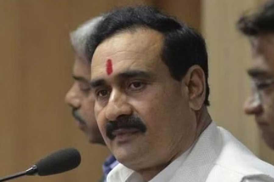 আয়কর বিভাগের একটি প্রতিবেদন অনুযায়ী, মুকেশ শর্মার বাড়ি থেকে উদ্ধার হওয়া বেশ কিছু নথিতে আর্থিক গরমিলের প্রমাণ উঠে আসে।