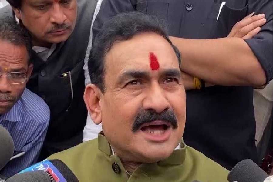 ২০১৯ সালে ৮০ হাজার কোটির ই-টেন্ডারিং কেলেঙ্কারিতেও নরোত্তমের নাম উঠে আসে। এই দুর্নীতিতে যুক্ত থাকার অভিযোগে নরোত্তমের ব্যক্তিগত সচিব বীরেন্দ্র পাণ্ডে, নির্মল অবস্থি এবং মুকেশ শর্মাকে গ্রেফতার করে অর্থনৈতিক অপরাধ শাখা। যদিও নরোত্তমের বিরুদ্ধে কোনও প্রমাণ মেলেনি।