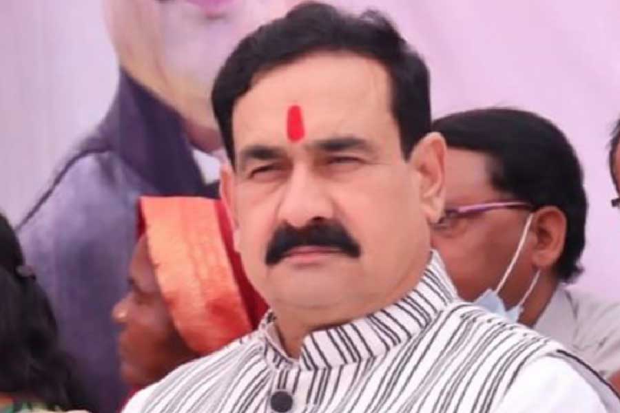 যদিও মধ্যপ্রদেশের ক্ষমতাসীন বিজেপি সরকার দাবি করে,  ভিডিয়োটি ভুয়ো এবং নরোত্তমের ভাবমূর্তি ক্ষুণ্ণ করার জন্য এই ভিডিয়ো বানানো হয়েছে।