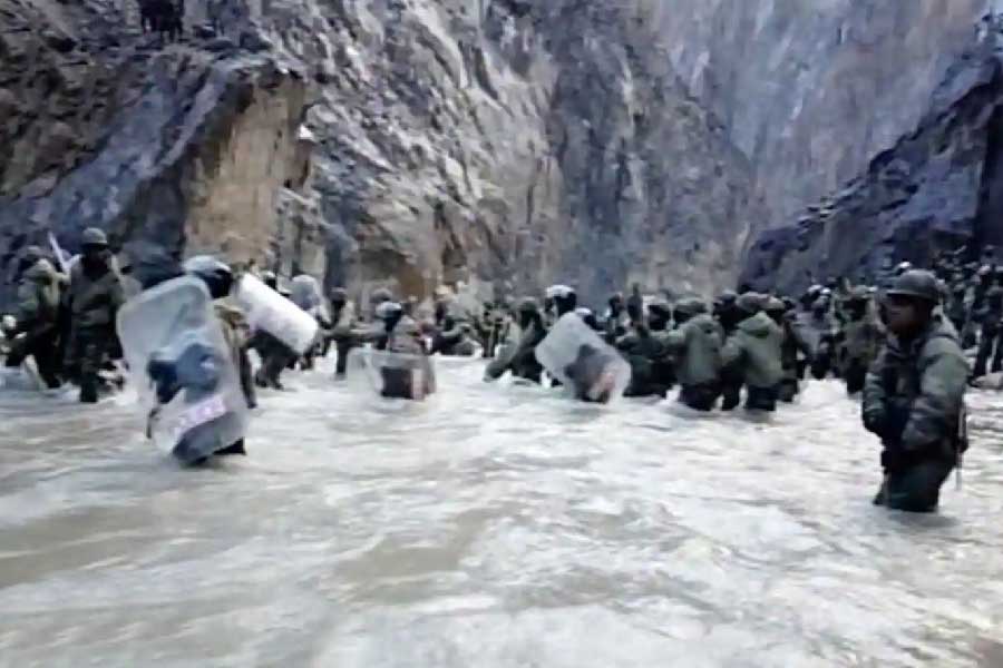 ২০২০ সালে, গালওয়ান উপত্যকার সংঘর্ষ সম্পর্কে টুইট করার সময় আনন্দ একটি ভুল চিত্র ব্যবহার করেছিলেন। যার ফলে তাঁর বিরুদ্ধে মামলা হয়েছিল। আনন্দ আদালতে জানান, নরোত্তমের নির্দেশে তাঁর বিরুদ্ধে মামলা দায়ের করা হয়েছিল।