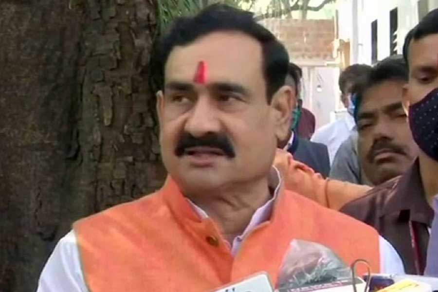 নরোত্তমের নির্বাচনী এলাকা দাতিয়ার কংগ্রেস কর্মীরা অভিযোগ এনেছিলেন যে, পুলিশকে ব্যবহার করে ভয় দেখিয়ে ক্ষমতার অপব্যবহার করছেন নরোত্তম। কংগ্রেস কর্মীদের বিরুদ্ধে ডাকাতির মিথ্যা অভিযোগ এনে গ্রেফতার করানো হয় বলেও অভিযোগ ওঠে।