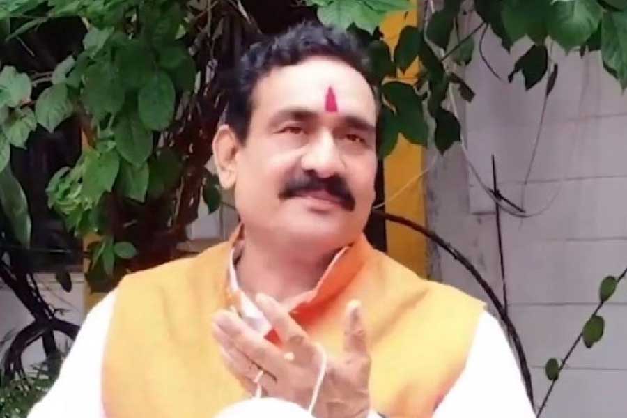 ২০১৩ সালে, স্থানীয় পত্রিকা ‘জগৎ ভিশন’ নরোত্তমকে নিয়ে একটি প্রতিবেদন প্রকাশ করে। নাম দেওয়া হয়েছিল ‘নরোত্তম ইয়া নরাধম’। এতে মিশ্রের বিরুদ্ধে দুর্নীতি, তোলাবাজি, জোরপূর্বক দখল, শোষণ, অপহরণ, মুক্তিপণ ও খুনের বিশদ অভিযোগ ছিল।