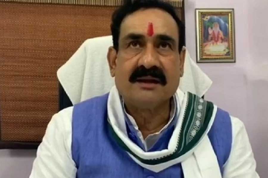 এই প্রতিবেদন প্রসঙ্গে নরোত্তম বলেন “আমি যা সঠিক মনে করি শুধু তাই বলি। আমার বিরুদ্ধে দুর্নীতির কোনও মামলা নেই। আমার মতে, টাকা দিয়ে খবর করানো দুর্নীতি নয় এবং সুপ্রিম কোর্টও আমাকে ছাড় দিয়েছে। কংগ্রেসকর্মীদের উৎপীড়ন করার অভিযোগও মিথ্যা।’’