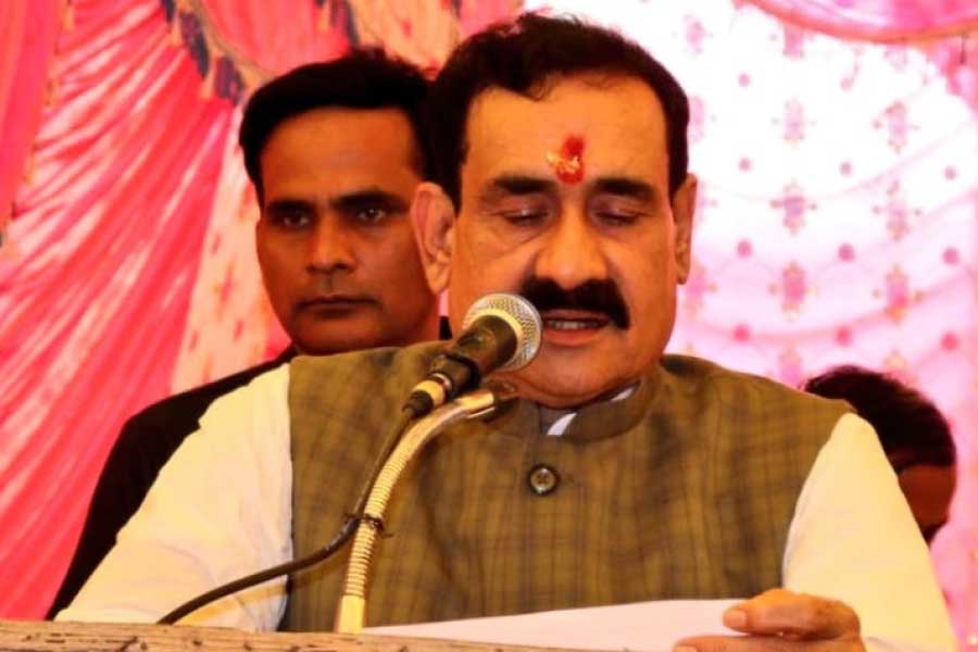 গত কয়েক মাস ধরে, মন্ত্রী প্রকাশ্যে হুমকি দেওয়া এবং সাম্প্রদায়িক অবস্থানের জন্য শিরোনামে রয়েছেন। ইনদৌরে পরিচয় ‘জাল’ করার অভিযোগে হিন্দুত্ববাদী সংগঠনের সদস্যরা একজন চুড়ি বিক্রেতাকে ব্যাপক মারধর করে। পরে ওই চুড়ি বিক্রেতাকে গ্রেফতার করা হয়। এর পিছনে নরোত্তমের হাত ছিল বলেই অনেকে দাবি করেন।