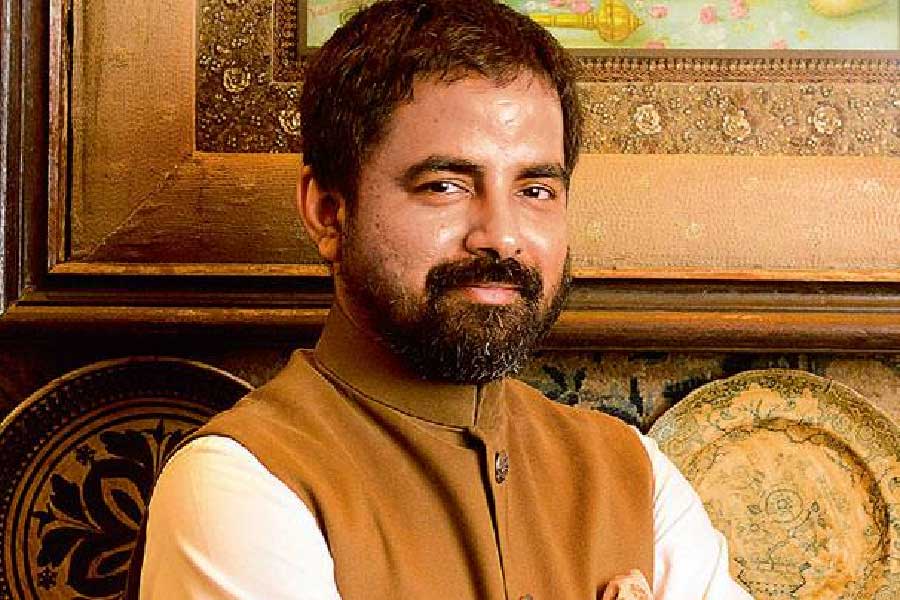 পোশাক শিল্পী সব্যসাচী মুখোপাধ্যায়ের একটি মঙ্গলসূত্র বিজ্ঞাপন ঘিরে বিতর্কের পর, নরোত্তম হুমকি দিয়ে জানিয়েছিলেন, ভবিষ্যতে এ রকম কিছু হলে তিনি ‘সরাসরি পদক্ষেপ’ করবেন। এর পর ওই বিজ্ঞাপন দ্রুত সরিয়ে নেওয়া হয়। 