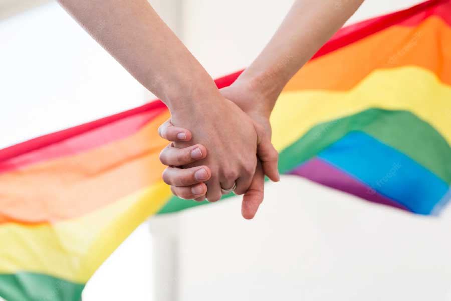 সমকামিতা নিয়ে ‘ডাবর’ কোম্পানির একটি বিজ্ঞাপন নিয়েও কড়া বার্তা দিয়েছিলেন নরোত্তম। সম্প্রতি পুলিশের নথি থেকে উর্দু শব্দগুলিকে ‘অপ্রচলিত’ বলে বাদ দেওয়ার ডাক দিয়েছেন।