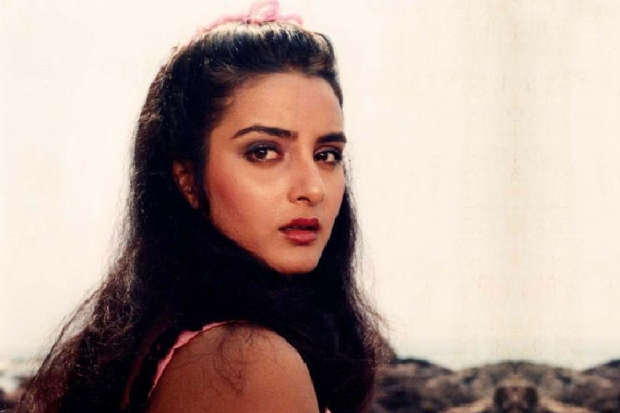 উপার্জন এবং খ্যাতির দিক থেকে বিচার করলে বলিপাড়ায় শীর্ষে থাকা অভিনেত্রীর মধ্যে অন্যতম তব্বু। হিন্দি সিনেমাজগতে একের পর এক হিট ছবি উপহার দিয়ে গিয়েছেন অভিনেত্রী। তবে তব্বুর দিদি ফারাও কিছু কম যাননি। আশি থেকে নব্বই দশকের সময়কালে বলিপাড়া কাঁপিয়েছিলেন তিনি। 