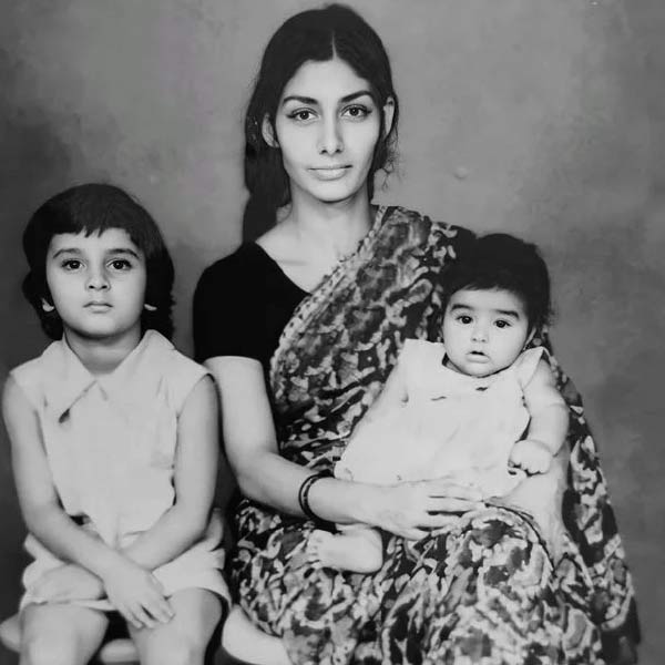 খুব কম সময়ের ম‌ধ্যে জনপ্রিয়তার শিখরে পৌঁছে গিয়েছিলেন। ডাকসাইটে সুন্দরী হিসাবে ভালই নামডাক ছিল তাঁর। যে কোনও অভিনেতার সঙ্গে পর্দায় দুর্দান্ত রসায়ন জমাতে পারতেন অভিনেত্রী। তাই বলিপাড়ার পরিচালক-প্রযোজকরা ফারাকে অভিনয়ের প্রস্তাব দেওয়ার জন্য মুখিয়ে থাকতেন।