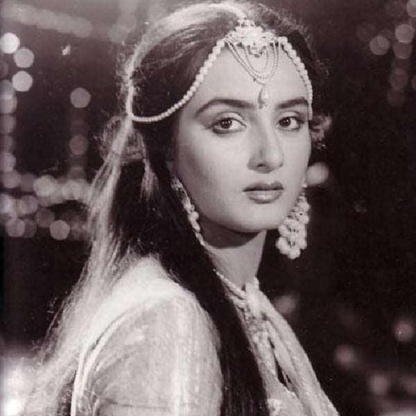 ১৭ বছর বয়সে যশ চোপড়ার পরিচালনায় ‘ফাসলে’ ছবিতে অভিনয় করেছিলেন ফারা। বড় পর্দায় প্রথম অভিনয় তাঁর। এই ছবির মাধ্যমে তাঁর প্রণয়ের সম্পর্কও তৈরি হয়। পরিচালক যশের হাতে সেই সময় অনেক কাজ। একসঙ্গে অন্যান্য ছবির শুটিংয়ের কাজে ব্যস্ত থাকতেন তিনি। ‘ফাসলে’ ছবিতে যশের সহকারী পরিচালক হিসাবে কাজ করেছিলেন রাজেশ শেট্টি। কর্মসূত্রে রাজেশের সঙ্গে পরিচয় হয় ফারার। সেই সম্পর্ক বন্ধুত্ব থেকে আরও গভীর হতে থাকে।