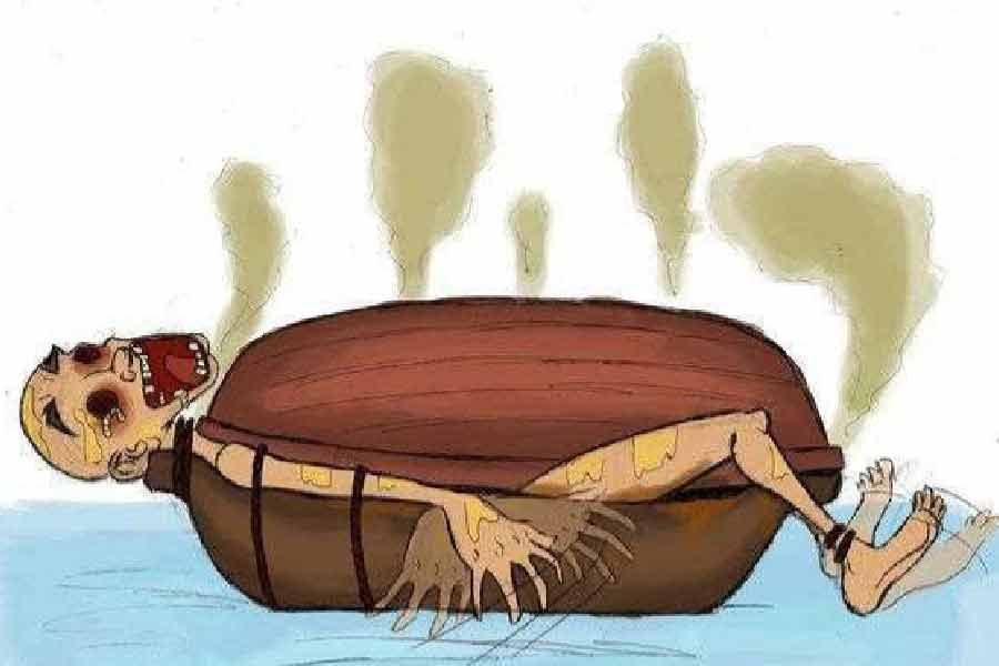 এই শাস্তি পাওয়ার প্রথম পর্বে শাস্তিপ্রাপ্তকে সমস্ত পোশাক-আশাক খুলিয়ে নগ্ন করে দেওয়া হবে। তার পর নৌকার ভিতরে তাকে ঢুকিয়ে কয়েকটি অংশে গর্ত তৈরি করে সেখান থেকে বের করে রাখা হবে তাঁর মাথা, দু’হাত এবং পা দু’টিকে। এর পর শুরু হবে অত্যাচার।