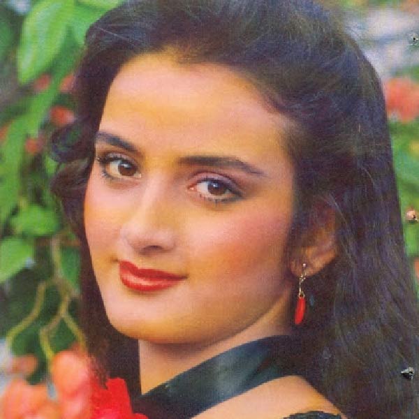 রাজেশ লক্ষ করেছিলেন, ফারা কম টেকেই কাজ সেরে ফেলতেন এবং পরিচালক তাঁর কাছে কী ধরনের অভিনয় আশা করছেন, তা-ও খুব তাড়াতাড়ি বুঝে যেতেন তিনি। অভিনেত্রীর এই গুণগুলিই আকৃষ্ট করে রাজেশকে। বন্ধুত্ব ধীরে ধীরে প্রেমের সম্পর্কে গড়ায়।