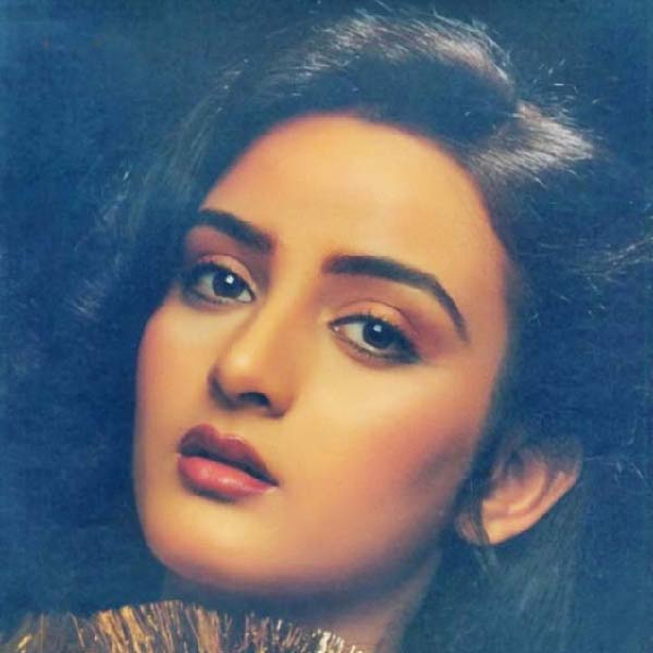 কিন্তু ফারা এবং রাজেশ কেউই তাঁদের সম্পর্ক নিয়ে প্রকাশ্যে আসতে চাননি। তাঁদের ধারণা ছিল, সম্পর্কের কথা জানাজানি হলে দু’জনের কেরিয়ার ক্ষতিগ্রস্ত হবে। তাই সকলের নজর এড়িয়ে তাঁরা একে অপরকে ডেট করতেন। ১৯৯০ সালে ‘জীনে দো’ ছবি পরিচালনা করেছিলেন রাজেশ। সঞ্জয় দত্ত, জ্যাকি শ্রফ, অনুপম খেরের মতো তারকারা এই ছবিতে অভিনয় করেছিলেন। অভিনেত্রী হিসাবে দেখা গিয়েছিল ফারাকে।