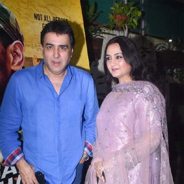 ‘জীনে দো’ ছবিটি বক্স অফিসে মুখ থুবড়ে পড়ে। সেই কারণে রাজেশ মানসিক ভাবে দুর্বল হয়ে যান। ফারা বারংবার রাজেশের সঙ্গে কথা বলার চেষ্টা করলেও কোনও লাভ হয়নি। অভিনেত্রীর সঙ্গে সম্পর্কে হঠাৎ ইতি টেনে নেন রাজেশ। যাঁর সঙ্গে সংসারের স্বপ্ন দেখেছিলেন, সেই মানুষটি মাঝপথে হাত ছেড়ে দেবেন, তা ভাবতেও পারেননি অভিনেত্রী।