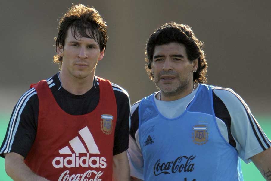 আর্জেন্টিনার মানুষের কাছে বরাবর ফুটবলের ‘ঈশ্বর’ দিয়েগো মারাদোনা। তাঁর যোগ্য উত্তরসূরি হিসাবে লিয়োনেল মেসির নামও করা হয়। তবে দেশবাসীর হৃদয়ে মারাদোনার যে স্থান, মেসি তা নিতে পারেননি বলেই মনে করেন অনেকে।