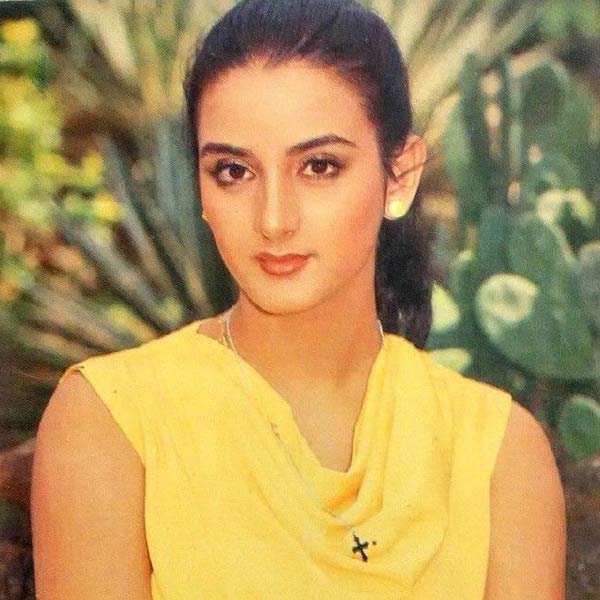 আবার অভিনয়জগতে ফিরে যাবেন, না কি একা হাতে ছেলেকে মানুষ করবেন তা নিয়ে ফারার মনে দোলাচল শুরু হয়। সেই মুহূর্তে ফারার সঙ্গে আলাপ হয় বলি অভিনেতা সুমিত সাইগলের।