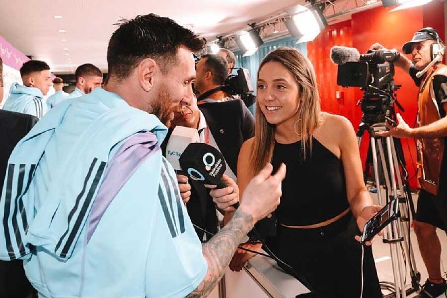 কিন্তু কাতার বিশ্বকাপের ফাইনালের আগে ফুটবলবিশ্বে আর্জেন্টিনীয়দের নিয়ে প্রচলিত সেই ধারণাই কার্যত ভেঙে দিলেন তরুণী সাংবাদিক। এলএম১০-এর সামনে গিয়ে তিনি জানিয়ে দিলেন সাড়ে ৪ কোটি দেশবাসীর মনের কথা।