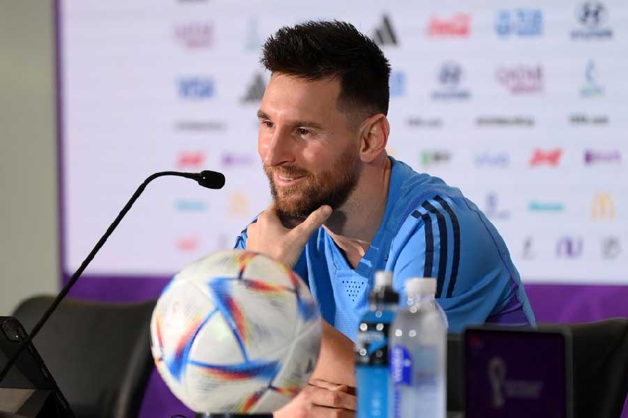 ক্রোয়েশিয়ার বিরুদ্ধে সেমিফাইনালে মেসির স্বপ্নের দৌড় দেখেছে গোটা বিশ্ব। ৩-০ জয়ের নেপথ্যে ছিল তাঁর পায়ের ছোঁয়া। সেই ম্যাচের পর সাংবাদিকের মুখোমুখি হয়েছিলেন মেসি।