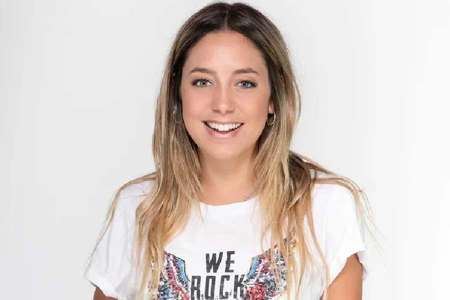 আর্জেন্টিনার অধিনায়কের সঙ্গে কথা বলতে যান সে দেশের সাংবাদিক সোফিয়া মার্টিনেজ। মেসিকে জয়ের জন্য শুভেচ্ছা জানান তিনি। তার পর বলেন, ‘‘আমি আপনাকে একটাই কথা বলতে চাই, ফাইনালে খেলার ফলাফল যা-ই হোক না কেন, একটা জিনিস আপনার থেকে কেউ কেড়ে নিতে পারবে না।’’