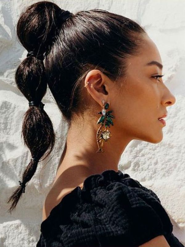 কী রকম হবে সেই সাজ, তার হদিস নিয়ে এল এই প্রতিবেদন। মেহেন্দি বা সঙ্গীতে এই ধরনের বাবল পনিটেল, বাবল ব্রেইড করে চমকে দিন সকলকে। সাজে একইসঙ্গে আসবে সৌন্দর্য ও আভিজাত্যের ছোঁয়া।  